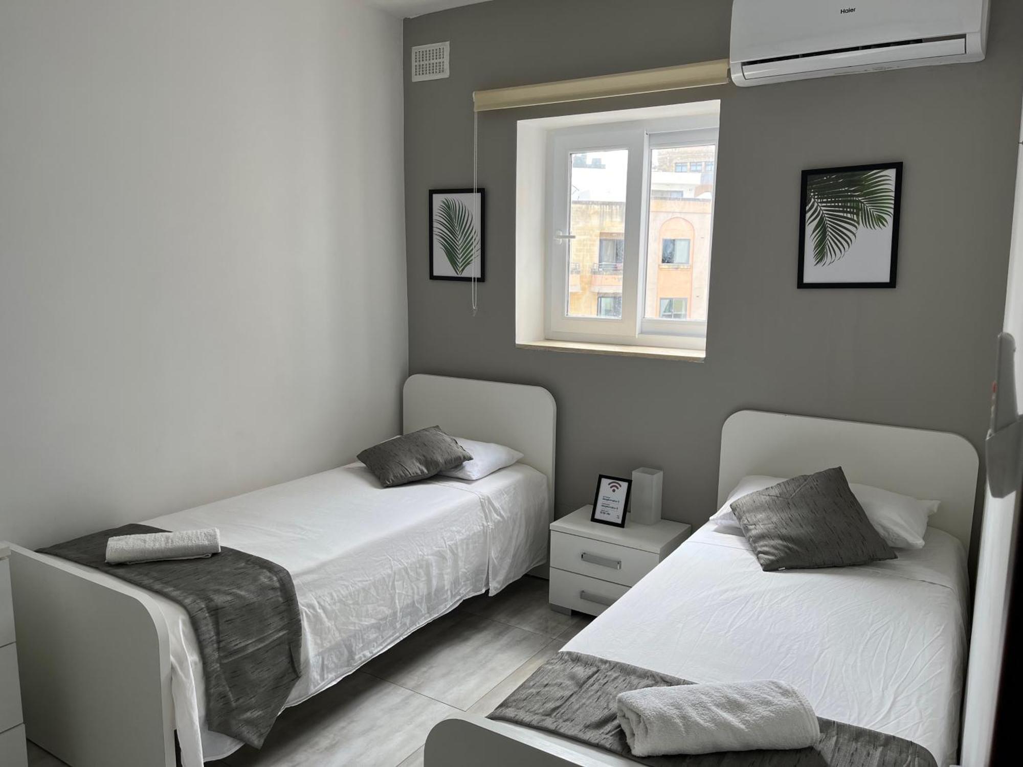 F4 Room 3, Private Room Two Single Beds Shared Bathroom Msida Bagian luar foto